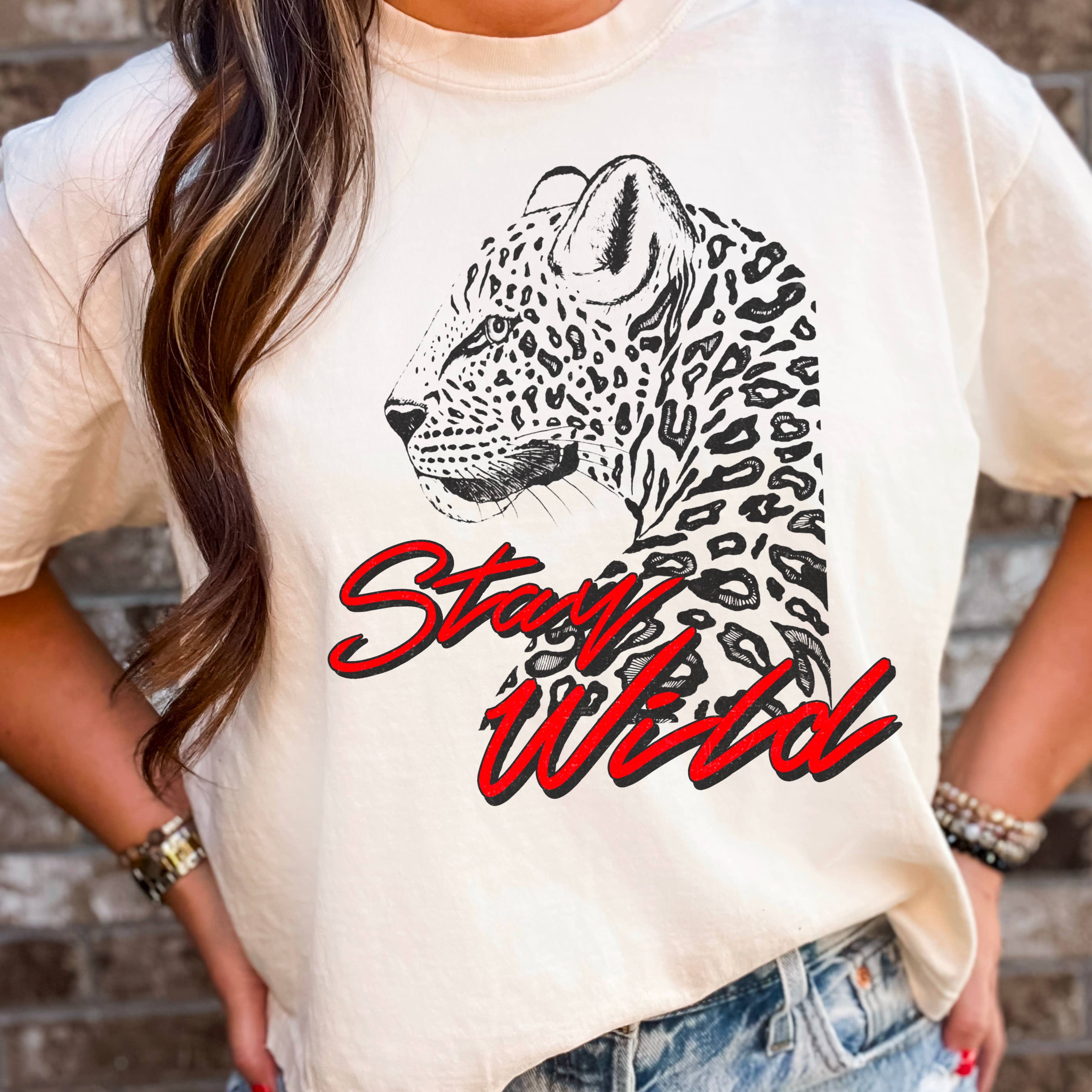 Shoppe SHC - Vendita all'ingrosso Tunica - Donna - Maglietta Grafica Retro Grunge Stay Wild | Comfort Color7