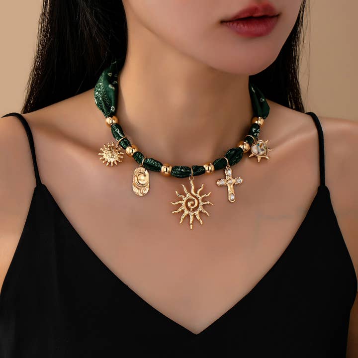 GULD HÅNDLAVET HALSKÆDE MED TØRKLÆDE-SUNBLAST CROSS HEART MOON | 80N92552 for engroshandel på Faire4