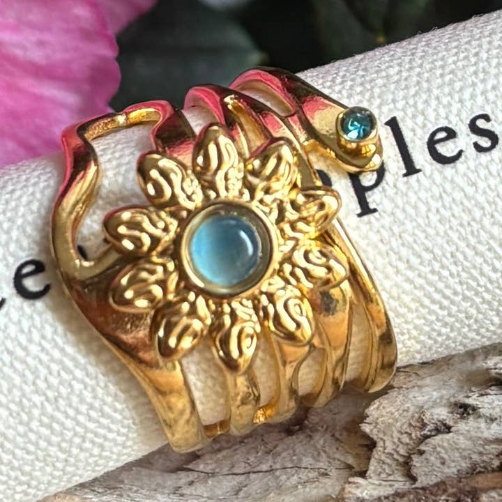 Bague ajustable fleur en verre bleu plaqué or 18 carats pour la vente par Ocean Ripples