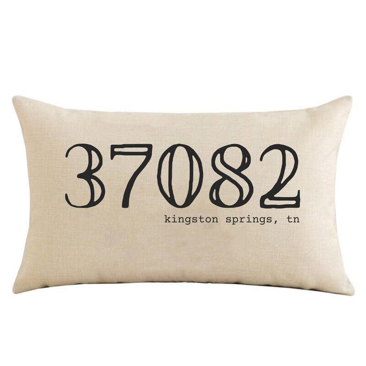 Coussin à code postal - Décoration d'intérieur personnalisée pour la ville et l'État pour la vente par LuckTen