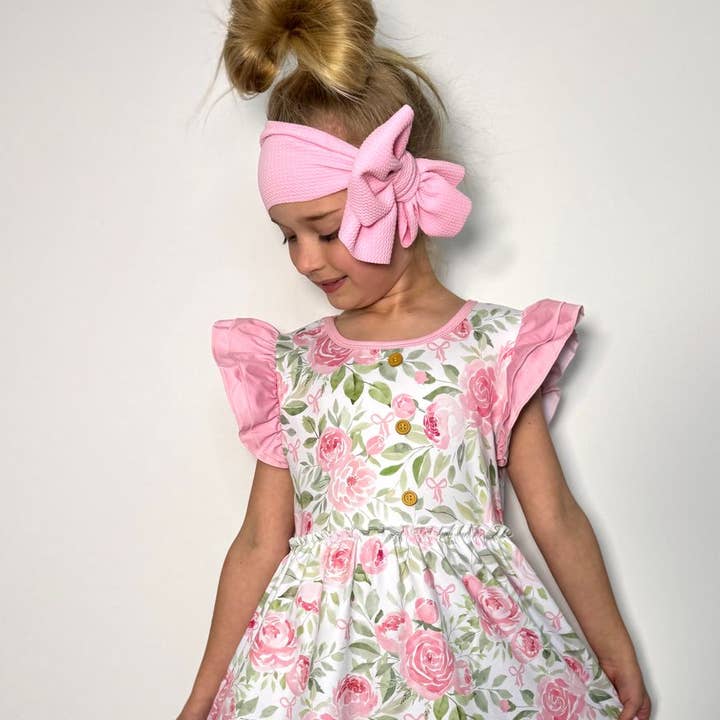 Robe rose pour fille à motif de roses pour la vente par Clover Cottage