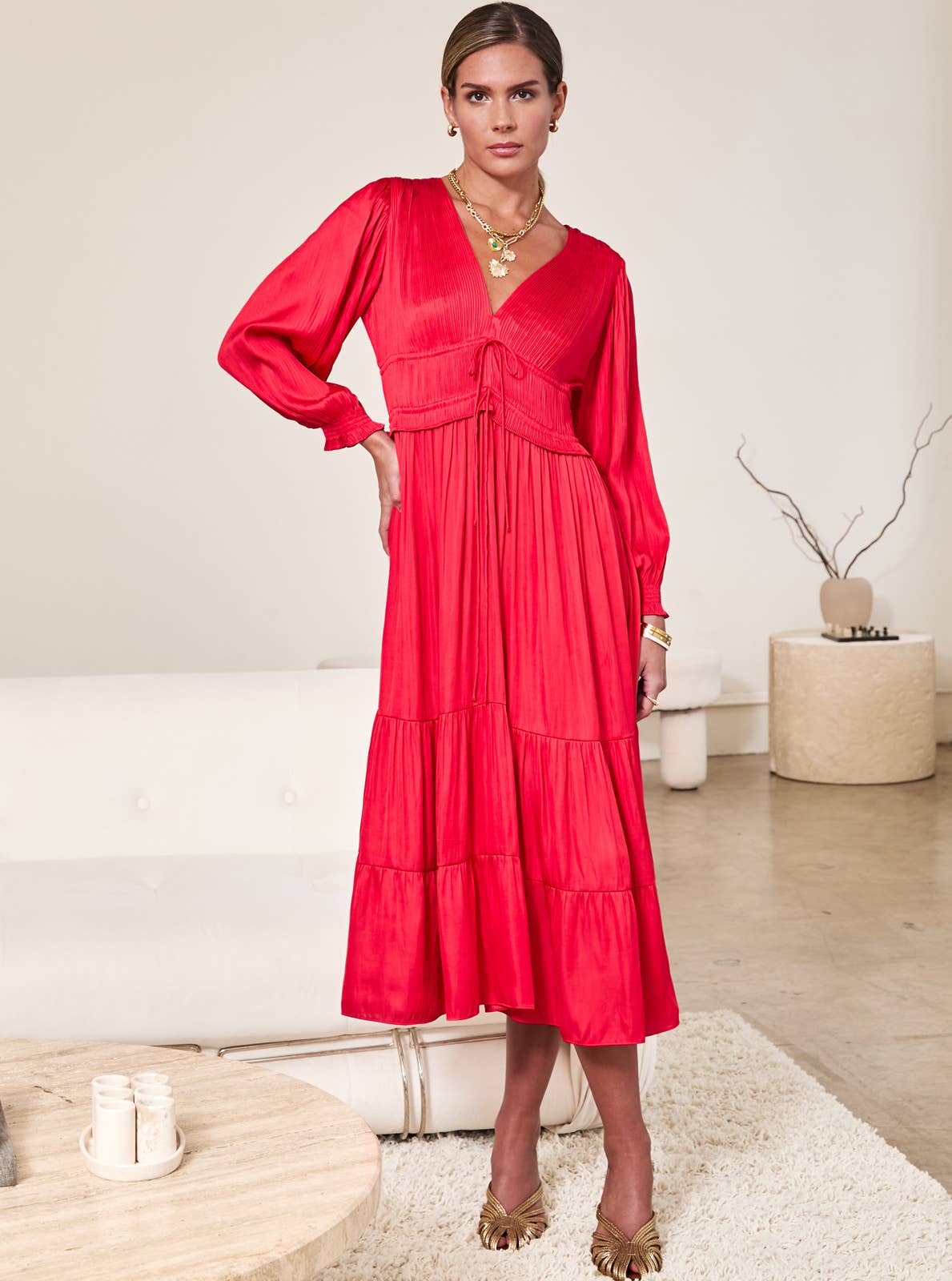 Vermelho Vestido Midi com Decote em V, Pregas e Camadas para venda a revendedores na Faire0