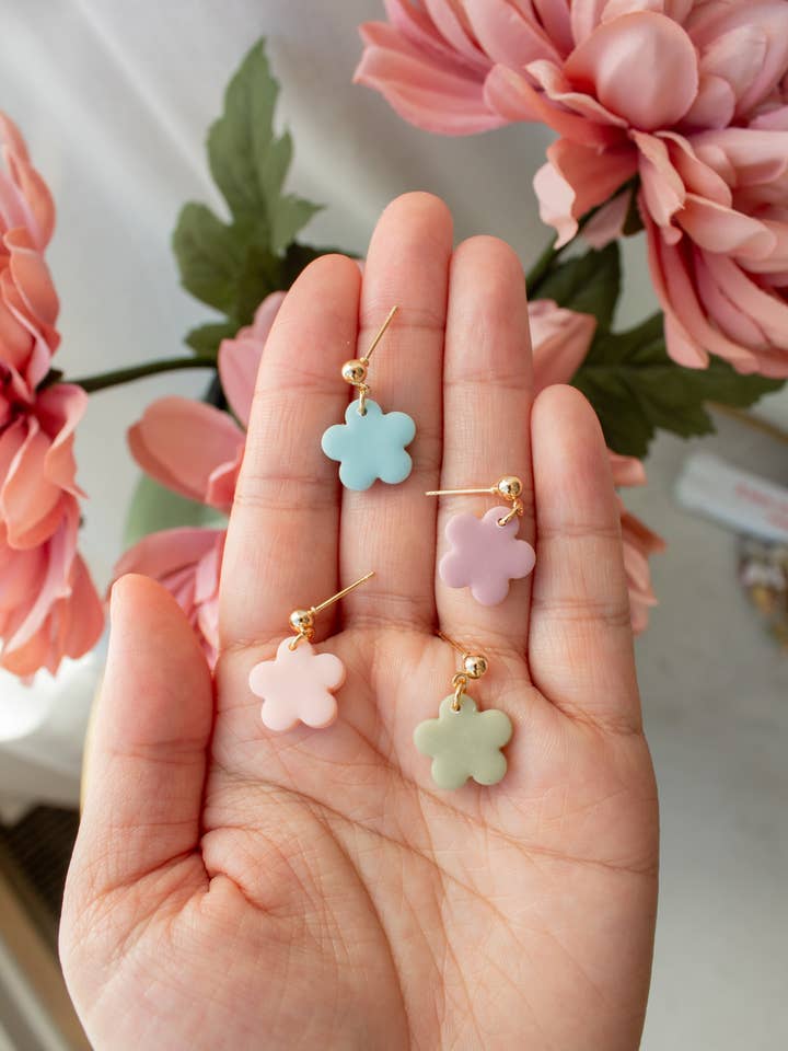 Mini-Frühlingsblumen-Ohrringe für den Großhandel von Indigo Clay Jewelry