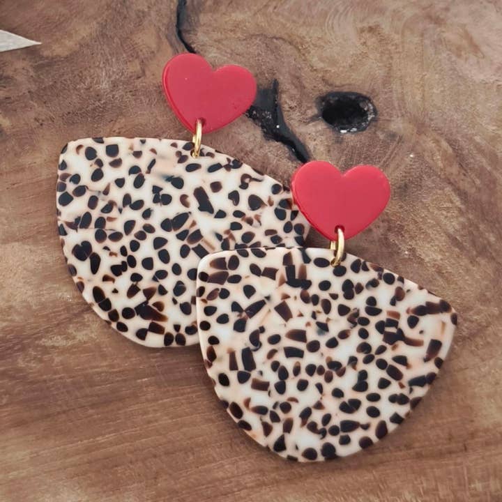 Oorbellen met tijgerprint en rood hart voor wholesale door Les Noeuds de Maman