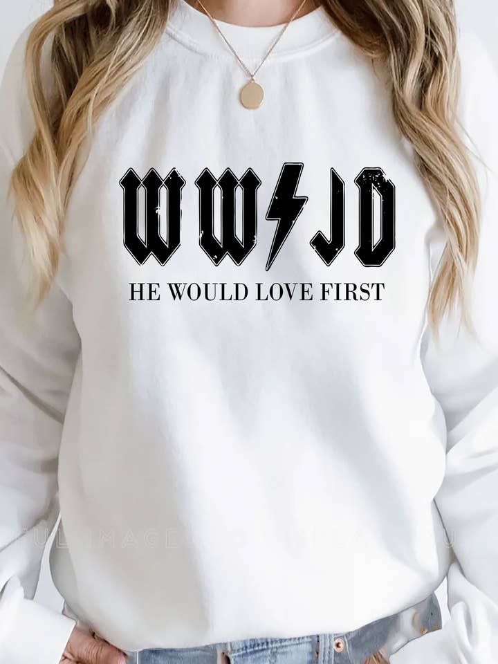 WWJD He Would Love First, PLUS sweat-shirt unisexe à col rond, Christian, PLUS sweat-shirt unisexe à col rond pour la vente par Top Avenue