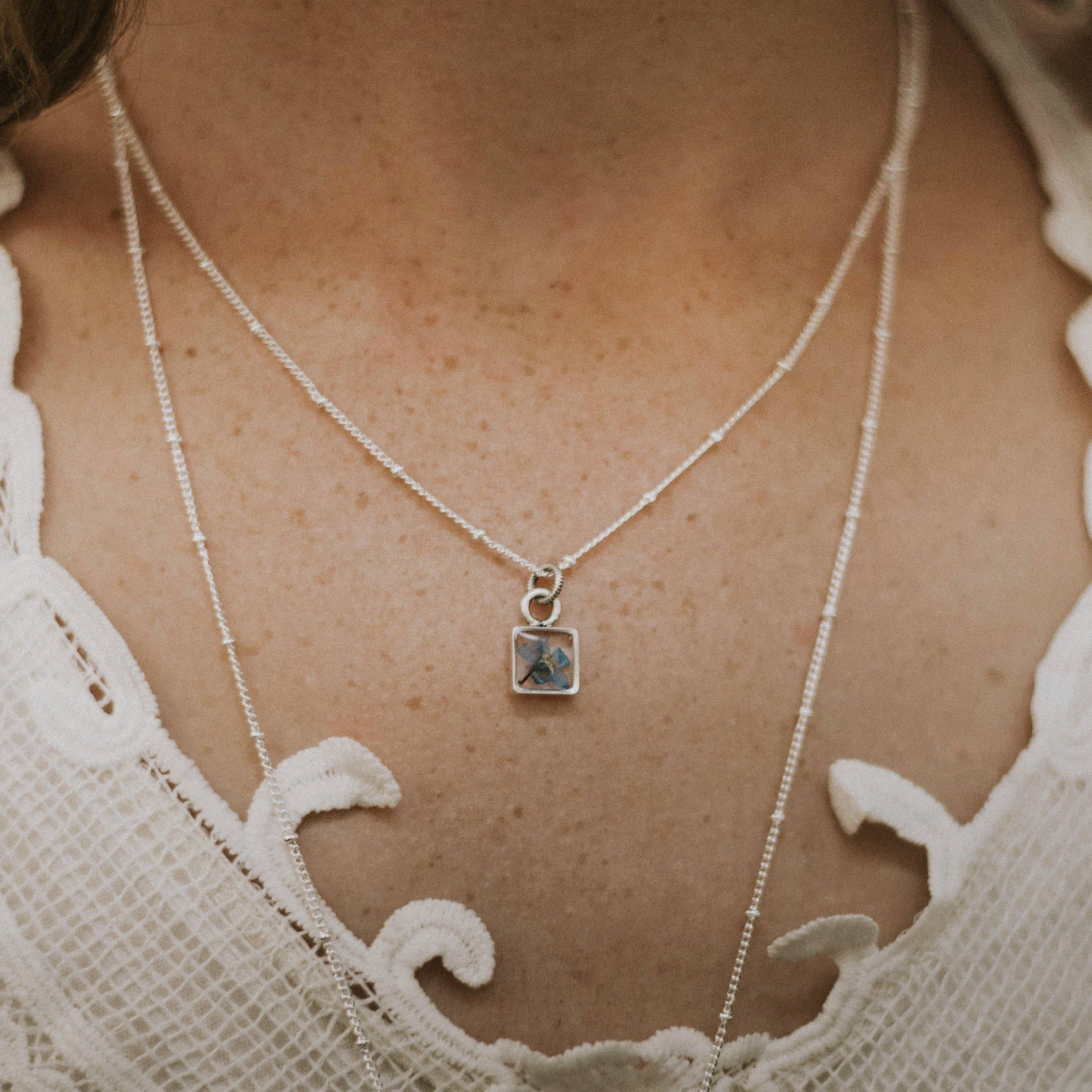 Seed & Soil Botanical Jewelry – Großhandel Kette mit Anhänger/Charm – Tiny Square Anhänger5
