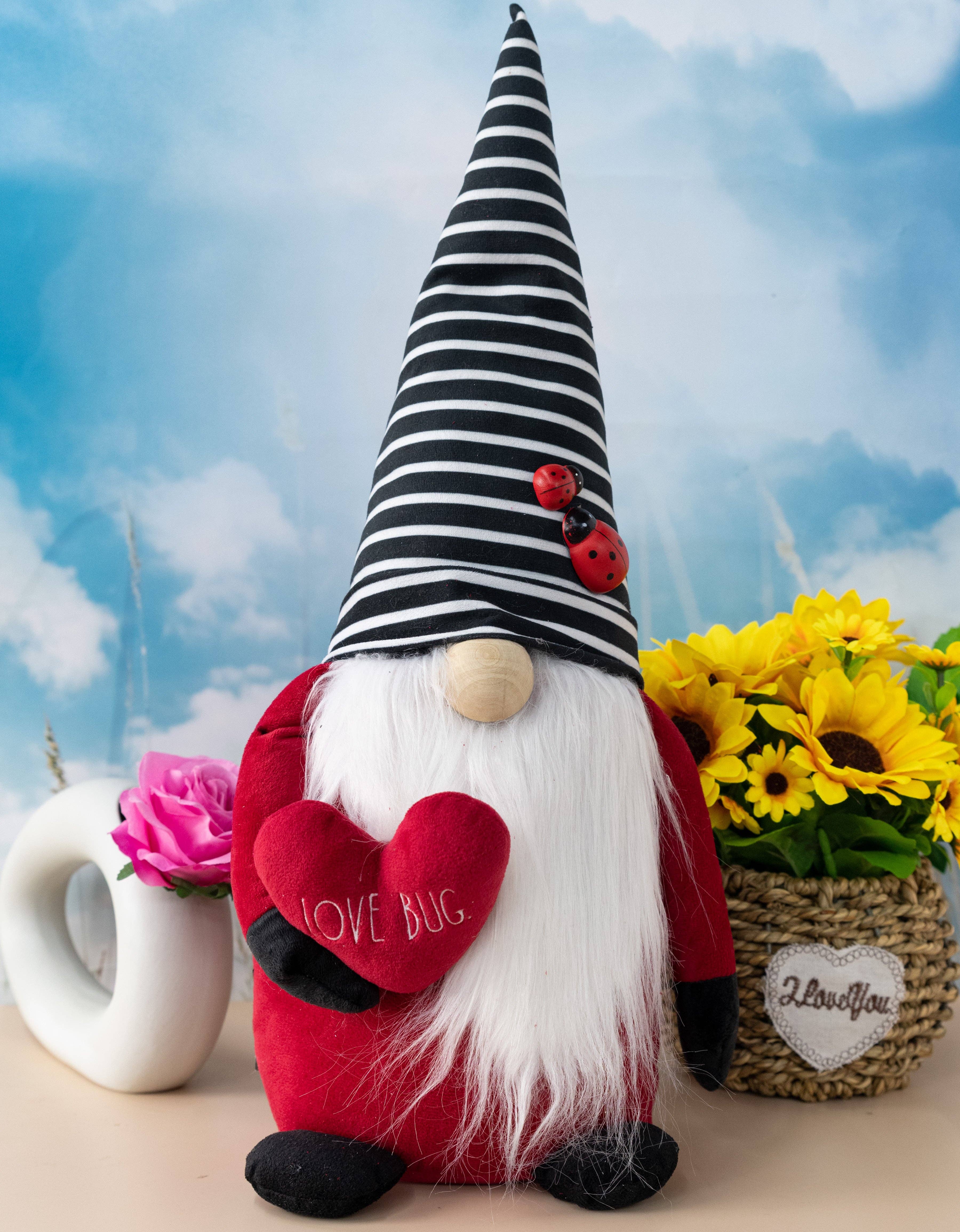 DesignStyles Home – Engroshandel Pyntefigur – Rae Dunn „Love Bug“ Valentine Ladybug Gnome Gave og indretning1