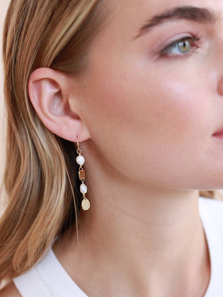 Pendientes colgantes Parker Pearl para venta al por mayor de Dareth Colburn Designs