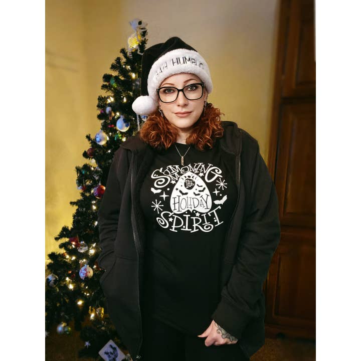 "Framkalla semesterandan" Planchette Ouija Kuslig semestertröja - Unisex T-shirt för wholesale av Beautifully Unique® Bootique