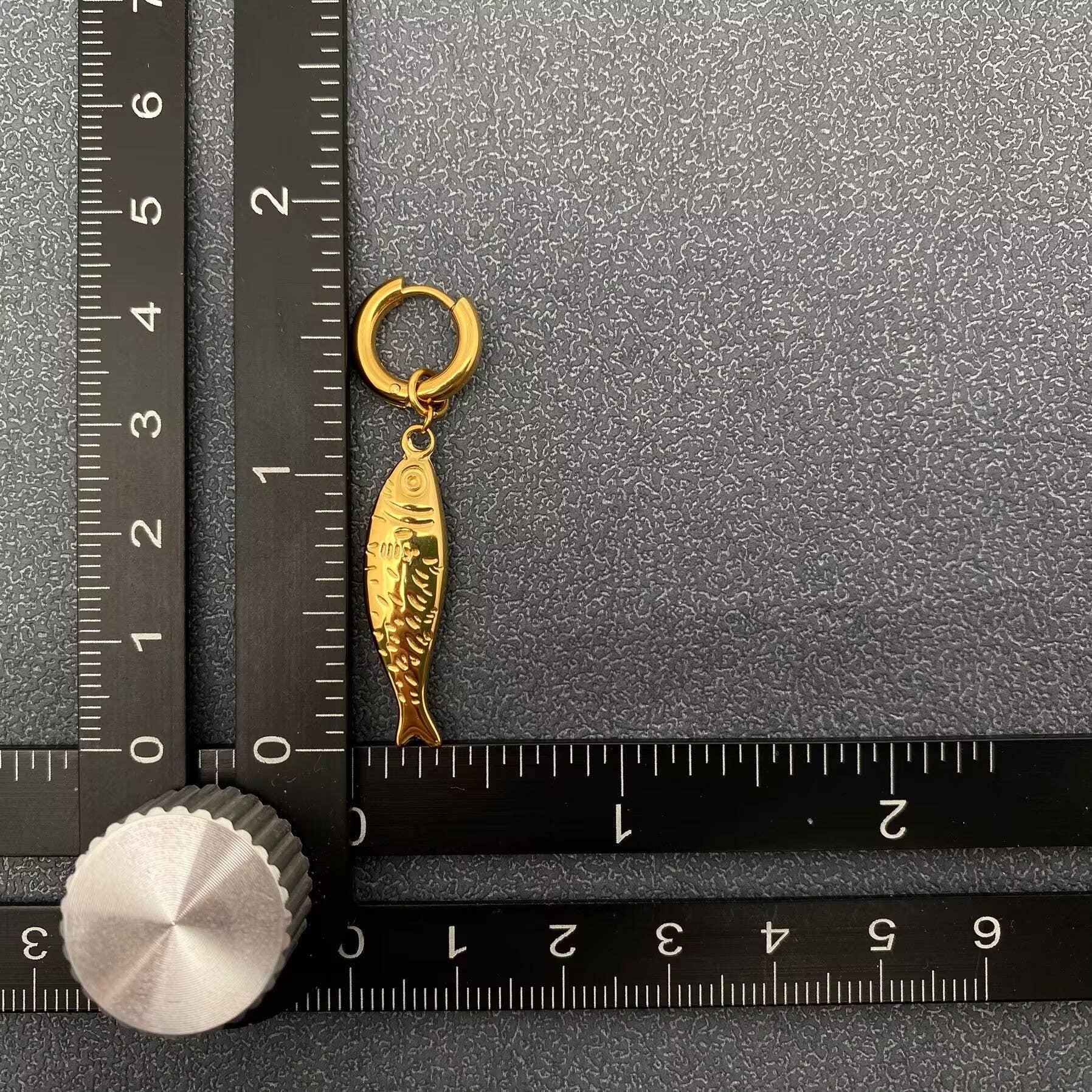 Mio Queena - Venta al por mayor Pendientes de aro pequeños - Pendientes de Aro de Acero Inoxidable Chapado en Oro de 18K con Encanto de Pez - FGS3