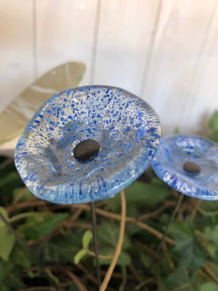 Small Glass Flower For Outside In Transp.-D.Blue for wholesale by CARNEOL GLASS