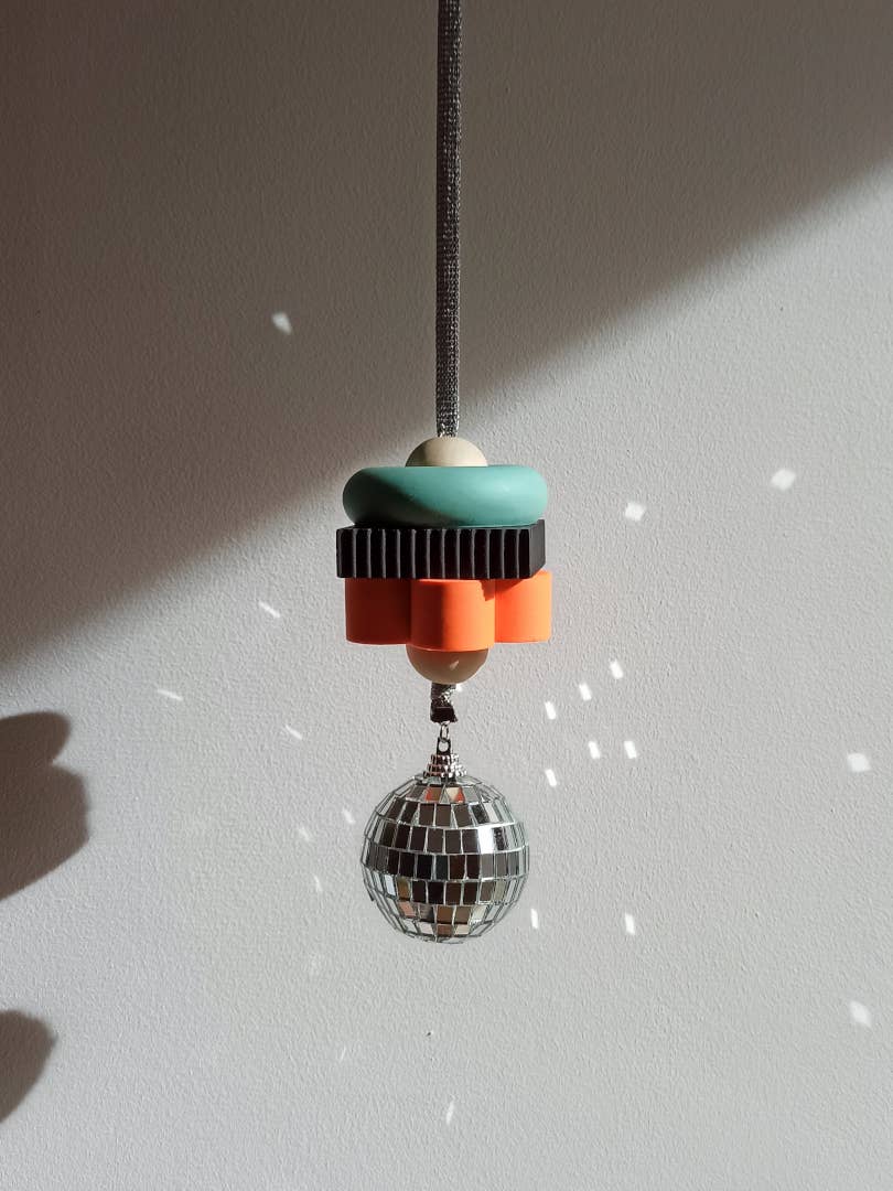 Hey Denise – Engroshandel Solfanger – Firkantet solfanger i Jesmonite – håndlavet farverig dekoration4