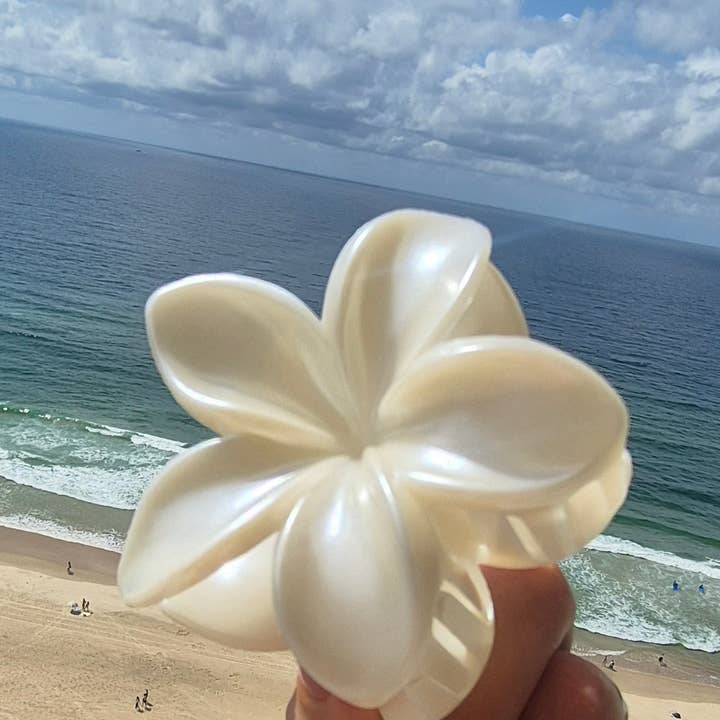 Melci Studio – Engroshandel Hårspænde - Dame – Hårklemme med blomst i frangipani i perlemorshvid