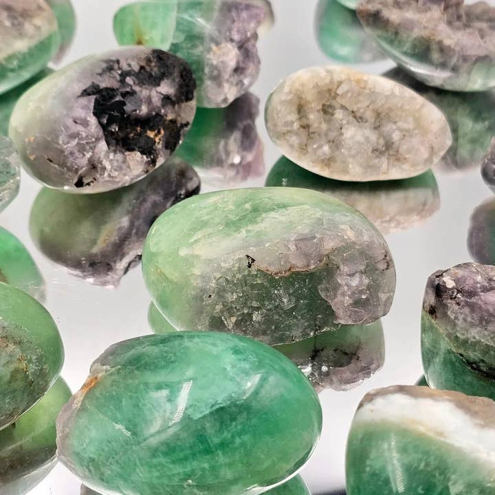 Fluorietkristal, half gepolijst, half natuurlijk - medium voor wholesale door Distinction Crystals