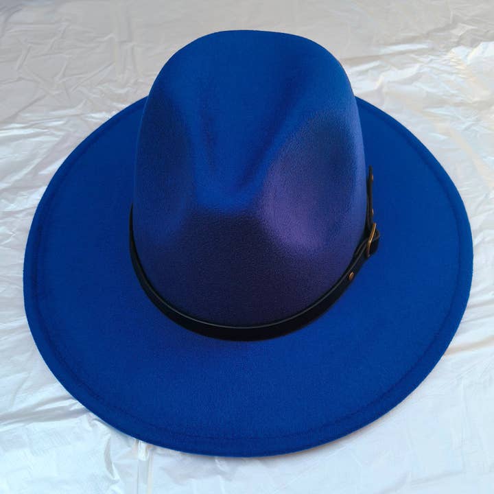 Chapeau fedora pointu à bande ceinture rouge en bas pour la vente par Sensibling Corp.