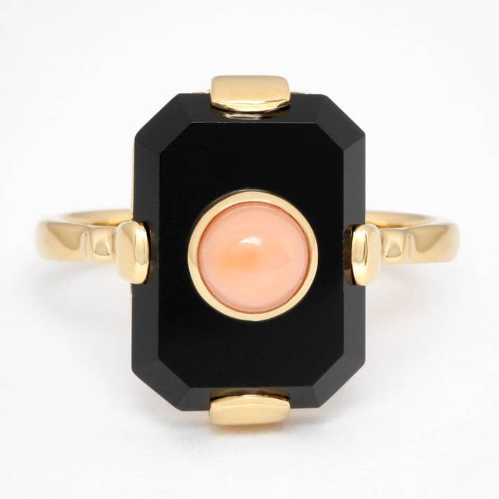 Impresionante anillo Art Déco vintage de plata de ley con acabado dorado y ónix y coral, tamaño 6 y 7 para venta al por mayor de Griffin Vintage