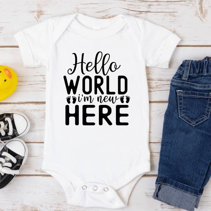 Hallo Welt, ich bin neu hier Baumwoll-Strampler Babygeschenk für den Großhandel von Mama and Littles Apparel