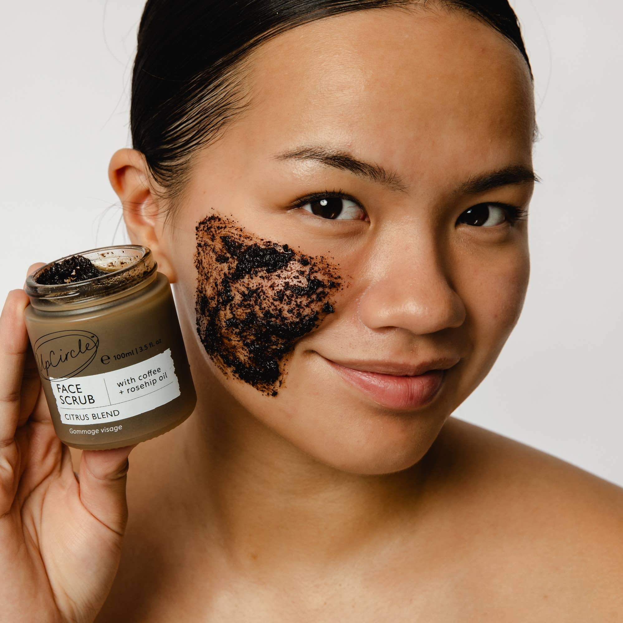 UpCircle Beauty Europe – Engroshandel Ansigtspeeling – Ansigtsscrub Citrus med Kaffe + Hybenolie - Strømpefyld Mini Størrelse4