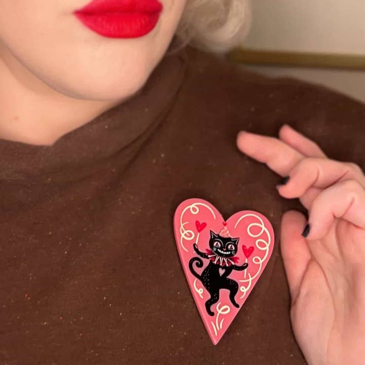 Lipstick & Chrome - Venta al por mayor Broches - Gato Bailarín en Broche de Corazón por Johanna Parker x Lipstick & Chrome1