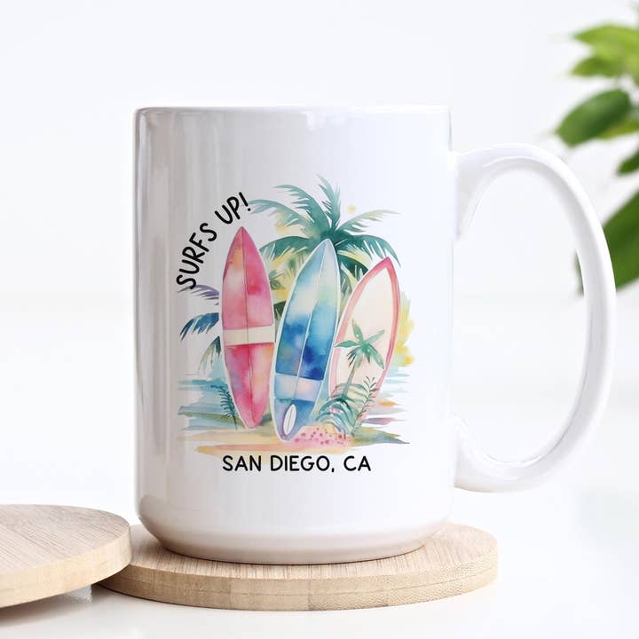 Surfs Up Beach Town Keramiktasse, personalisierbar, Strandgeschenke für den Großhandel von Heart & Willow Prints