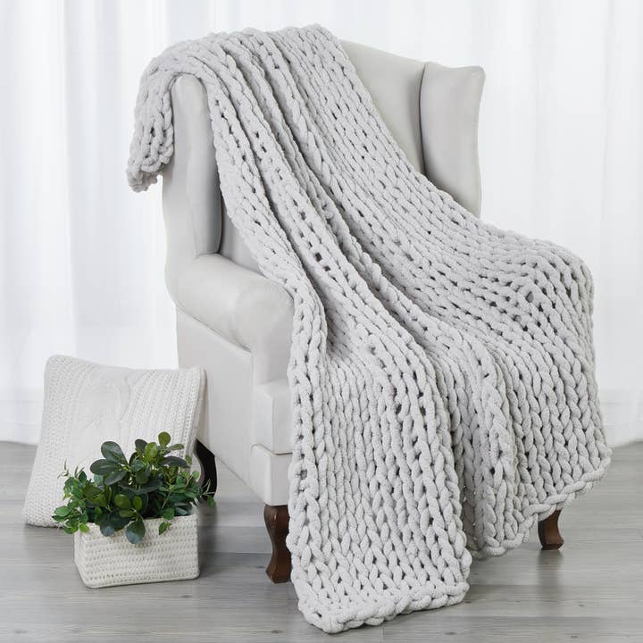 Bed Bath Fashions - Wholesale Throw Blanket - Kathy Ireland Chunky Chenille Plush Throw - 50" x 60"