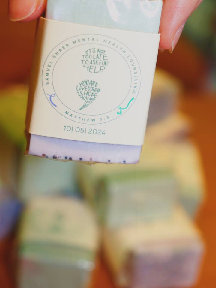 Håndlavede mini-sæbestykker med duft af salvie og lavendel – med personligt label for engroshandel hos The Sage Lab