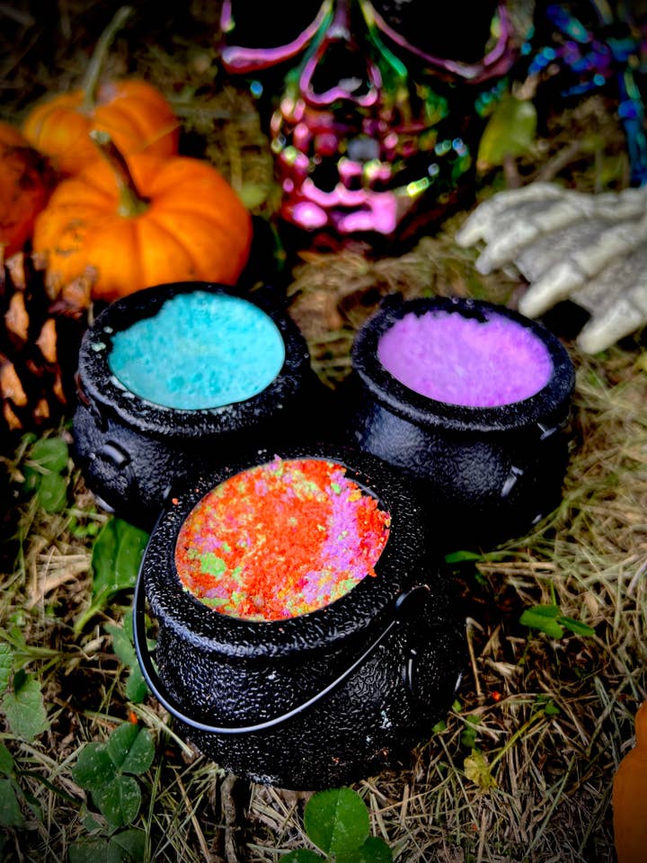 Mystery Cauldron Bath Bomb for wholesale by Man on the Moon Mystics