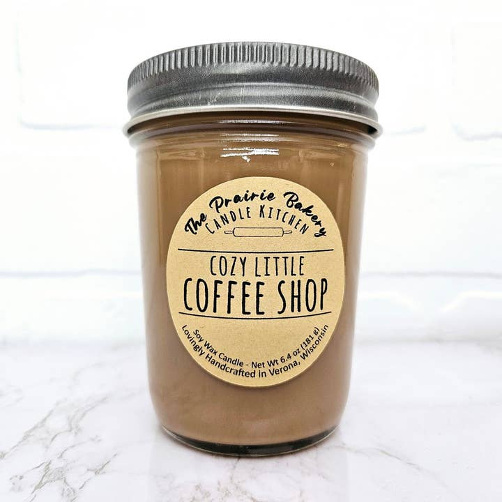 Cozy Little Coffee Shop | Bougie parfumée à la cire de soja Maple Latte pour la vente par The Prairie Bakery Candle Kitchen LLC