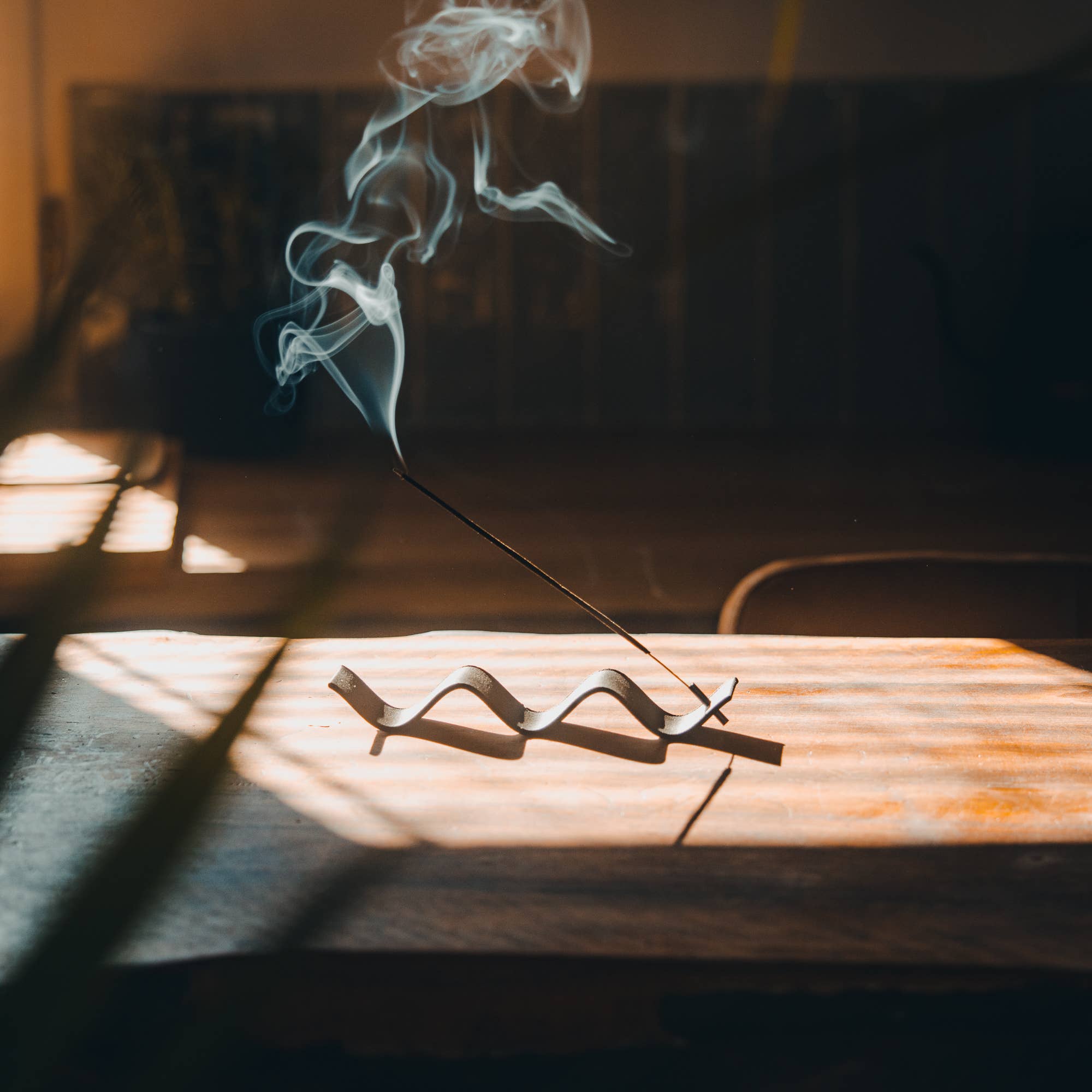 Copo Design – wholesale Rökelsehållare – Rökelsehållare av trä med metallinsats – Curly design4