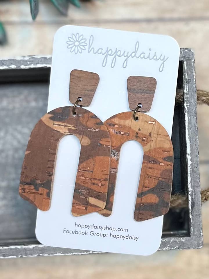 Camouflage brun og solbrun kork på læderbueøreringe for engroshandel hos happydaisy