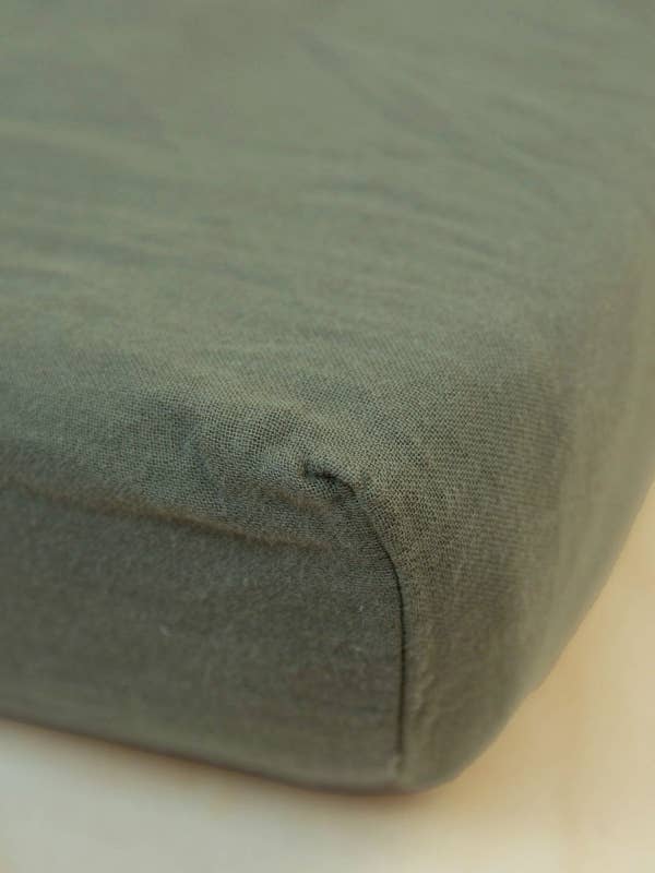 Drap housse en gaze de coton Kaki pour la vente par Gabrielle Paris