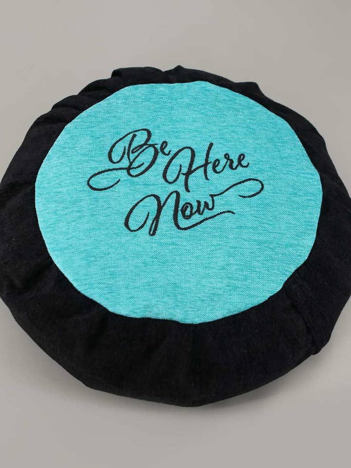 Coussin Zafu Bleu Turquoise et Noir Be Here Now pour la vente par Buddha Groove