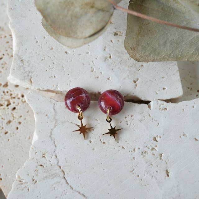 Lavafald Rød Charm Stud for engroshandel hos Aether & Nox