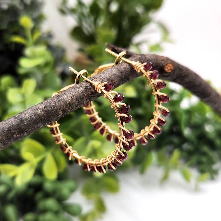 Pendientes tipo argolla facetados de granate de 3 mm con revestimiento de oro de 18 quilates para venta al por mayor de Meraki Gemstones