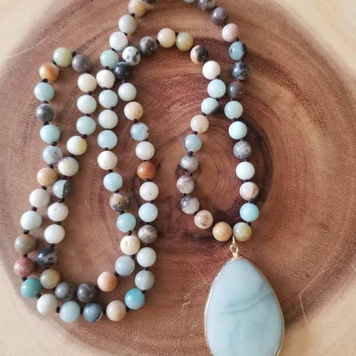 Collier avec pendentif en perles amazonite pour la vente par Elle Brands LLC