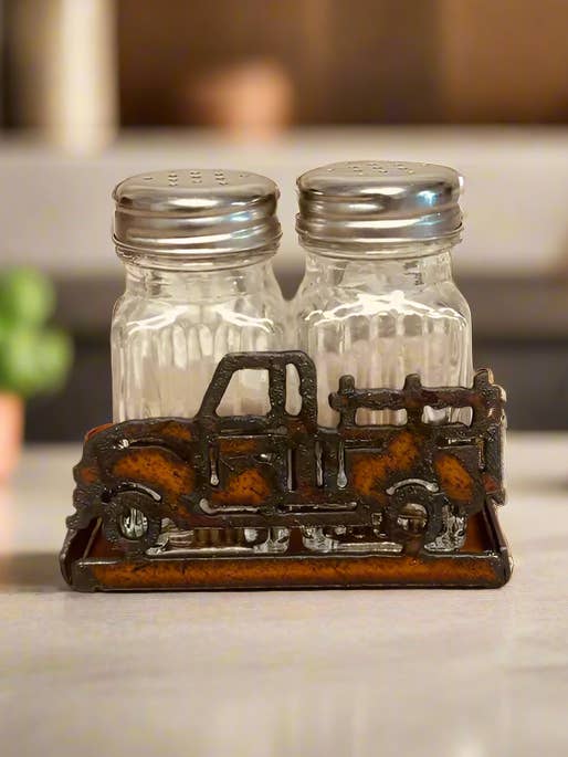 Shakers à sel et poivre en forme de camionnette vintage pour la vente par Universal Ironworks USA