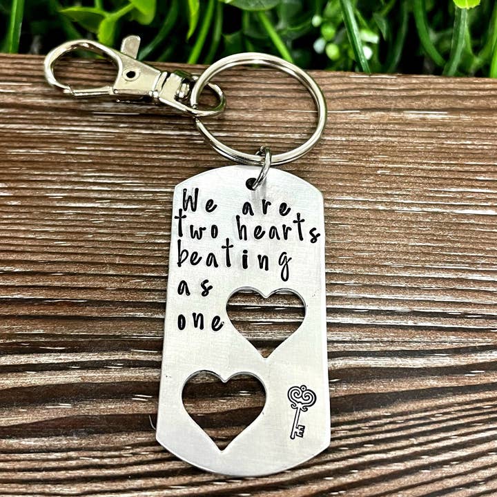 Handmade by Marlayna – Großhandel Schlüsselanhänger – Unisex – Zwei Herzen schlagen wie ein Hand gestempelter Schlüsselanhänger als Valentinstagsgeschenk