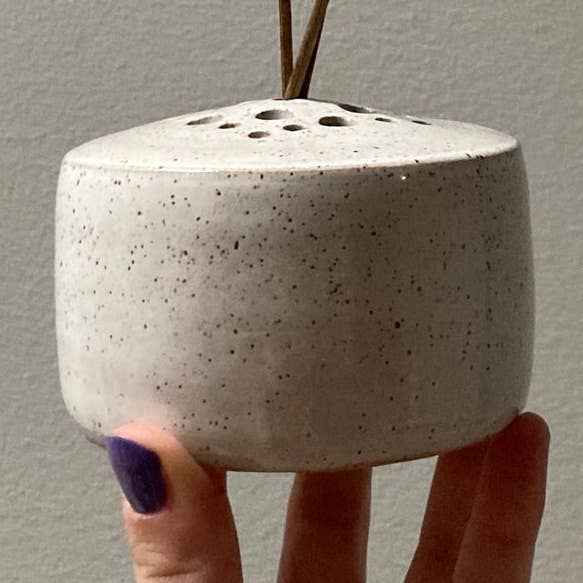 Vase floral de style Ikebana - poterie en céramique pour la vente par Katie Troisi Pottery