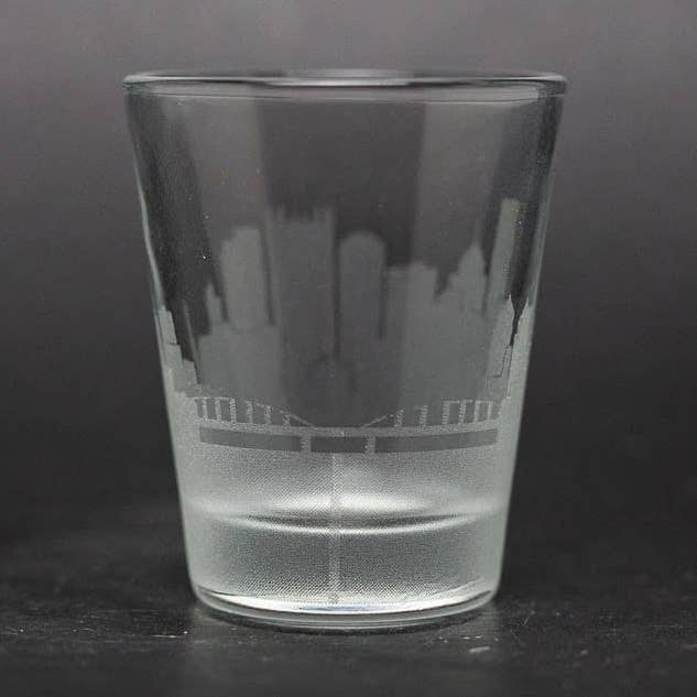 Gafas de tiro Skyline de Pittsburgh, Pensilvania, gafas de chupito grabadas de 2 onzas para venta al por mayor de Urban & Etched