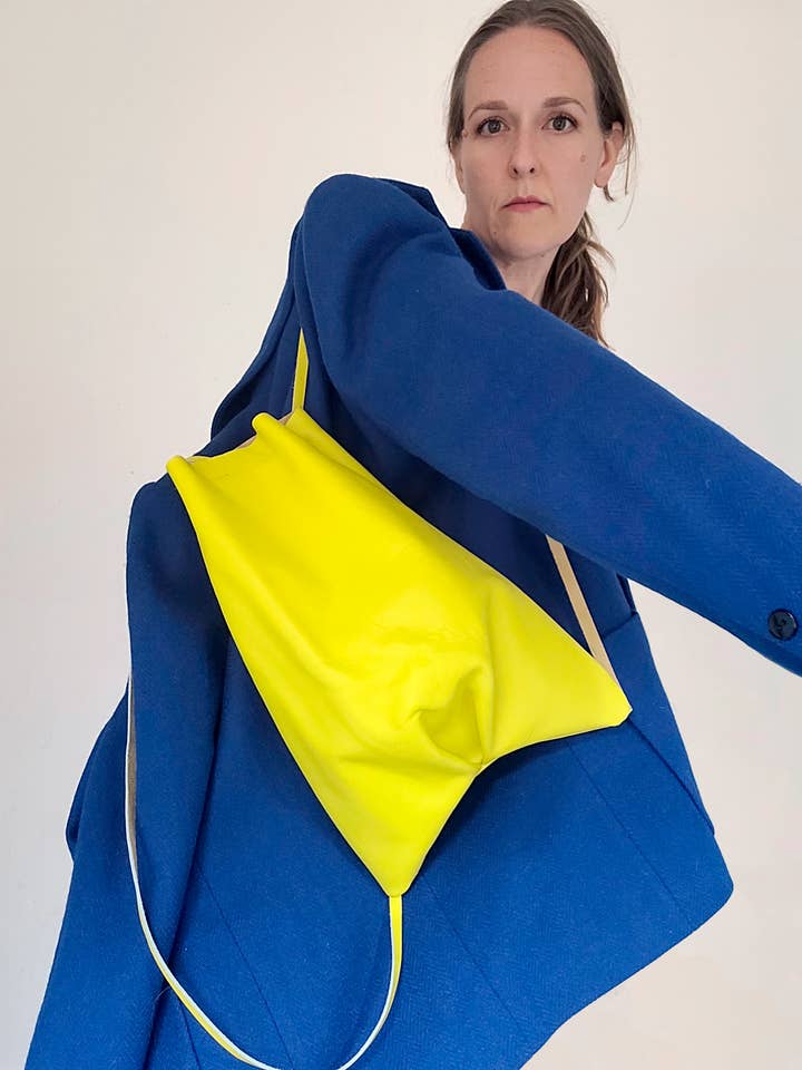 Tasche mit Kordelzug und Handytasche in Grün, Gelb, Schwarzbraun für den Großhandel von normal Behaviour