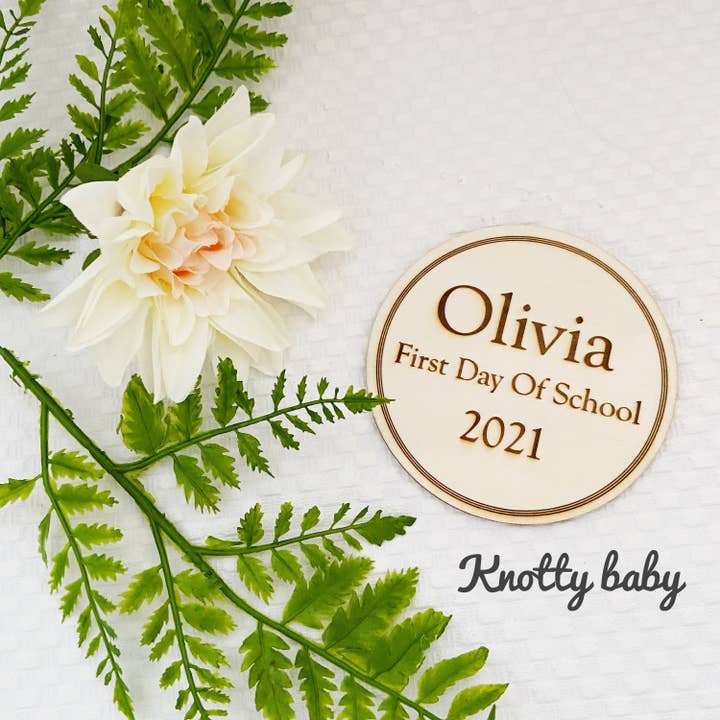 Disco de madera personalizado para el primer día en la escuela, accesorio para fotos, para venta al por mayor de Knotty_baby