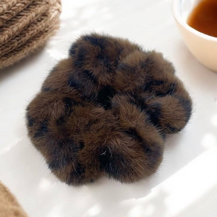 BYREN | ÉLINE L'ATELIER – wholesale Scrunchie - Dam – Leopardmönstrad hårsnodd i fuskpäls FQ9