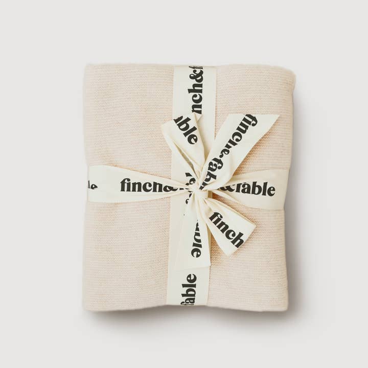 Håndstrikket tæppe i merinould - mælk for engroshandel hos Finch & Fable