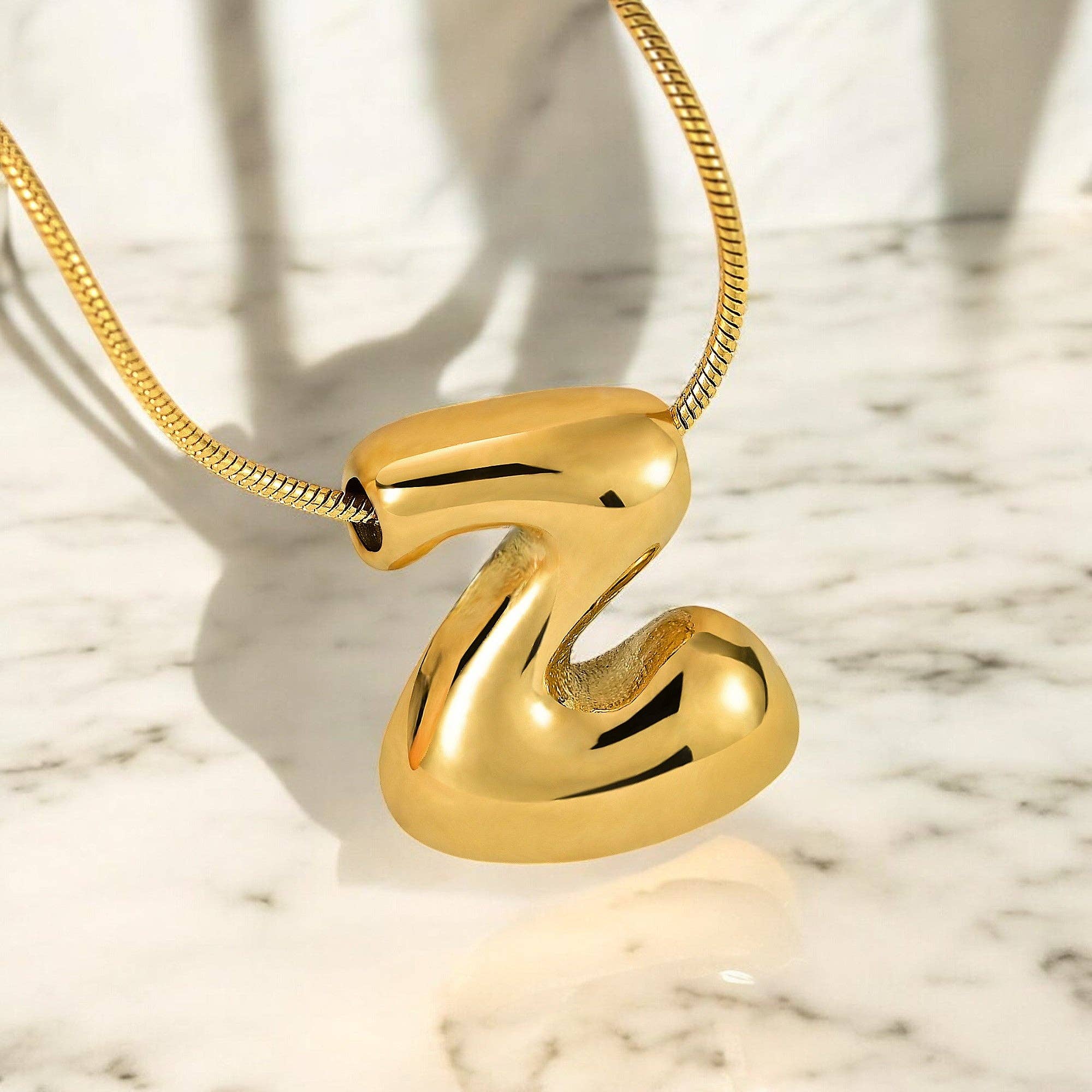 Cape Diablo - Vente Colliers à pendentif - Collier Initiale Lettre Bulle Chute Éclat Doré25