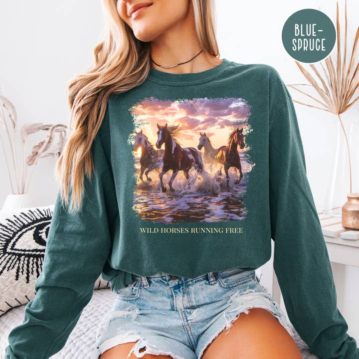 T-shirt à manches longues Comfort Colors Chevaux courant sur la plage au coucher du soleil pour la vente par CindyL Boutique