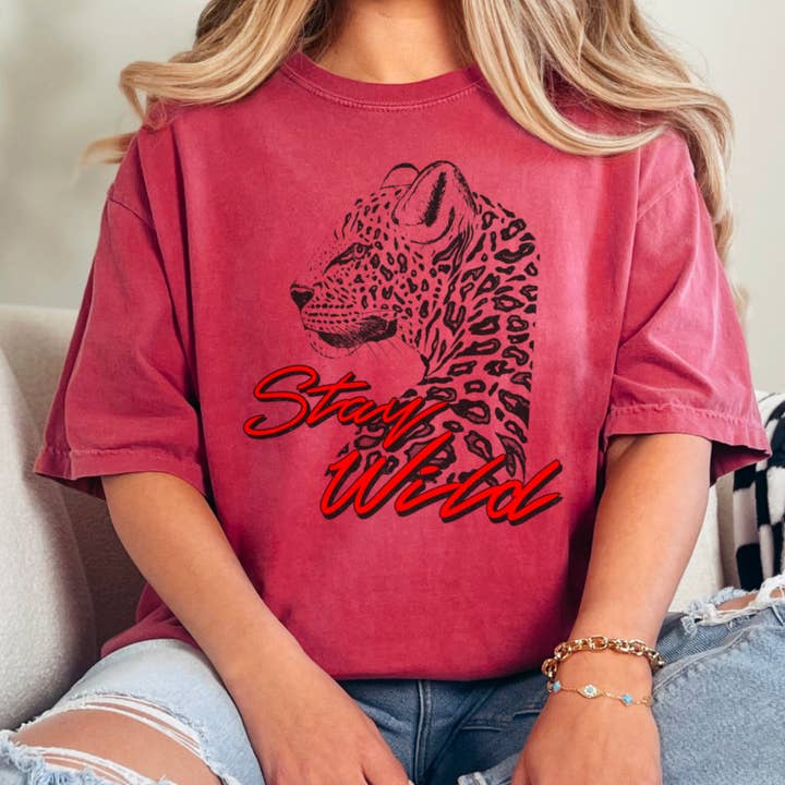 Shoppe SHC - Vendita all'ingrosso Tunica - Donna - Maglietta Grafica Retro Grunge Stay Wild | Comfort Color4