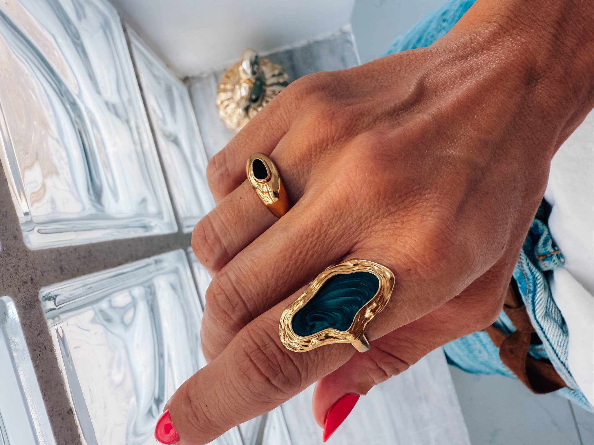 Goupi – wholesale Cocktail/statement ring – Artistic shaped ring in with black enamel in gold 5