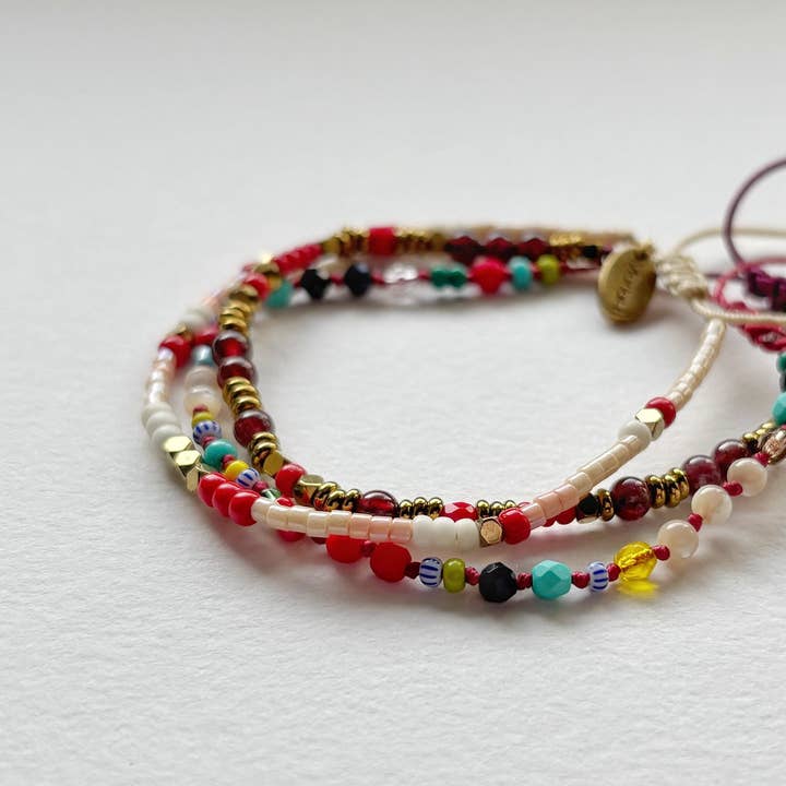Set aus 3 HIPPY-Armbändern – Mix aus bunten Perlen und Granaten für den Großhandel von MARLAH