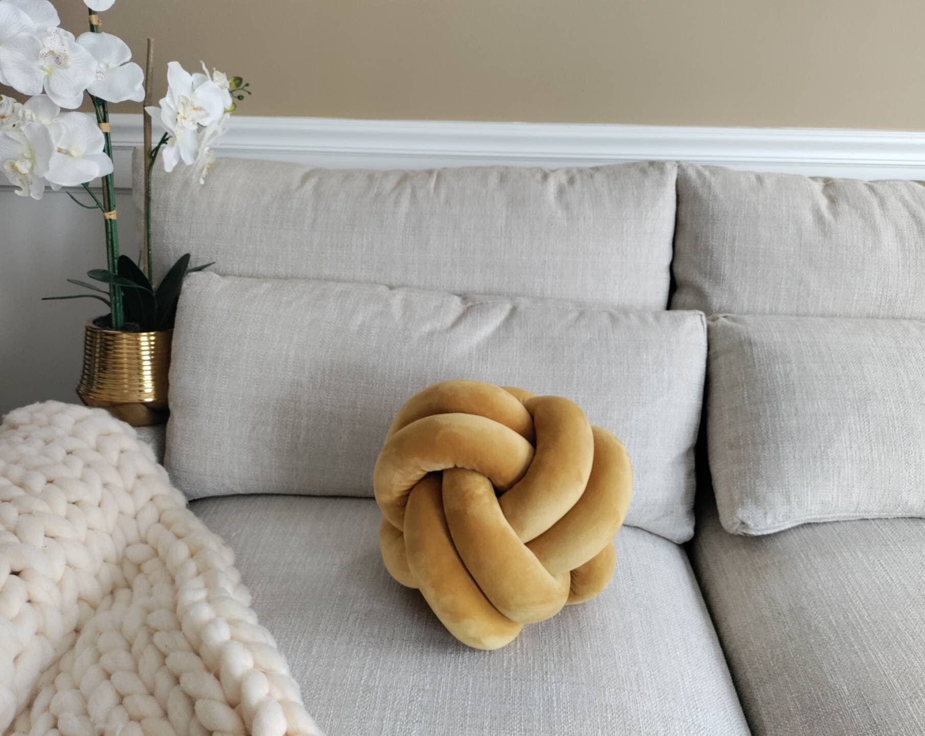 SUF Products LLC - Wholesale Throw/Decorative Pillow - Knot Pillow in Ball shape is 12 inches2
