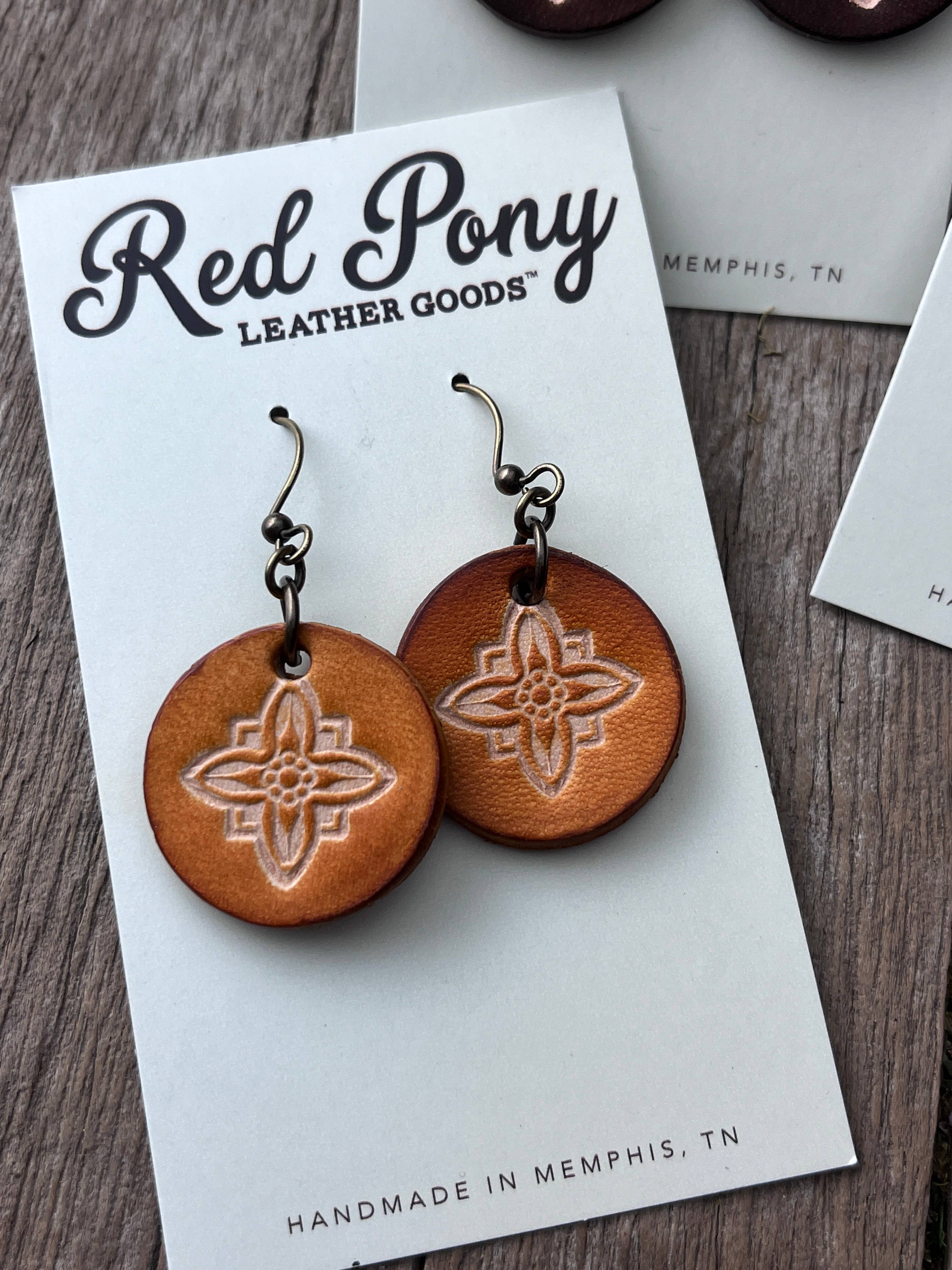 Red Pony Leather Goods – Brincos de argola por atacado – Brincos em Forma de Gota em Couro Trabalhado à Mão Boho Western Pequenos (Cópia)1